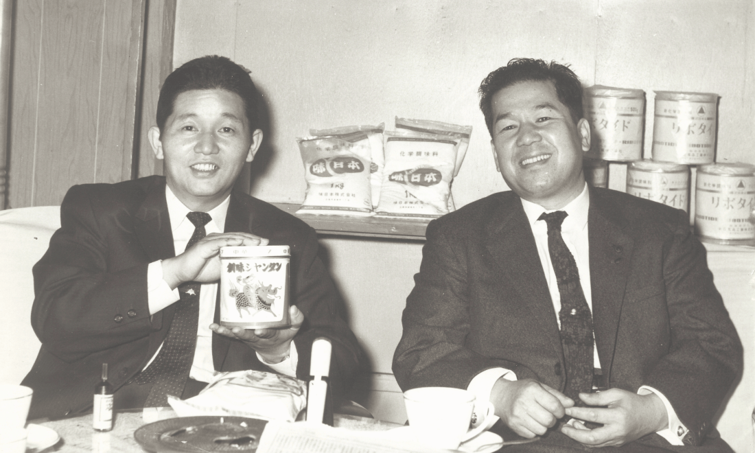 画像：1963年 初代社長と創味シャンタン