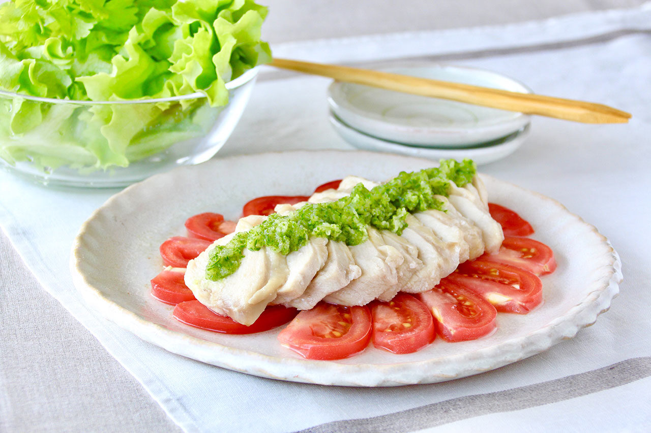 レンジで蒸し鶏　さっぱり翡翠ソースがけ