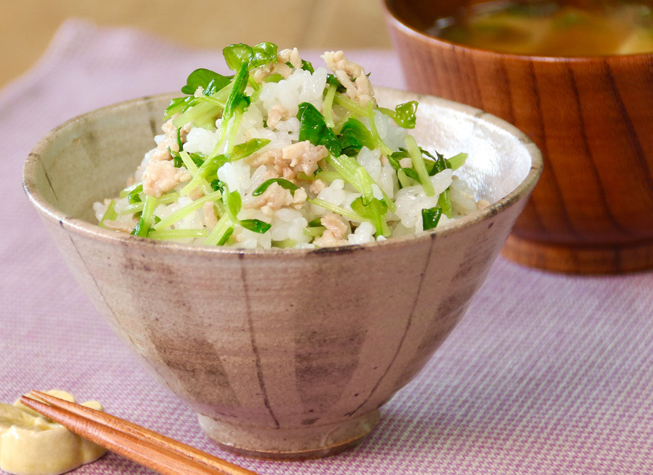 鶏ひき肉と豆苗の混ぜご飯