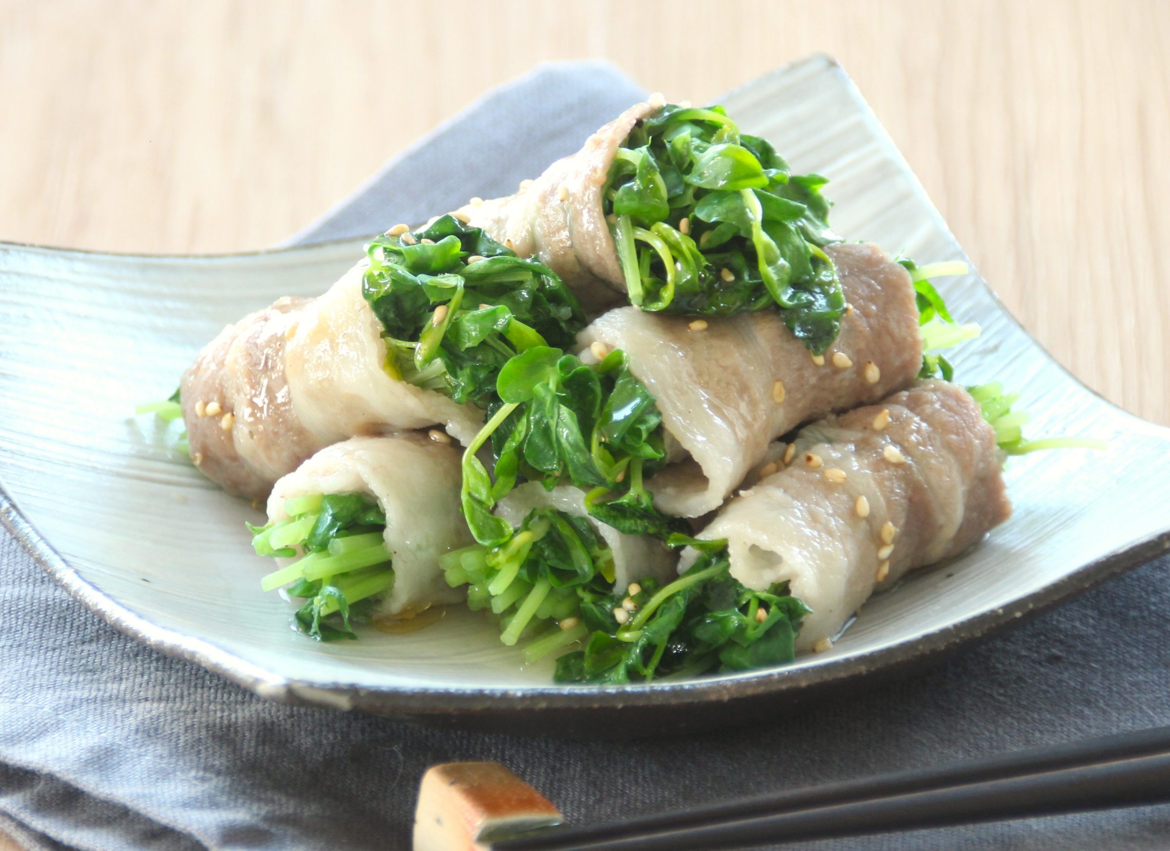 豆苗の豚バラ巻きレンジ蒸し